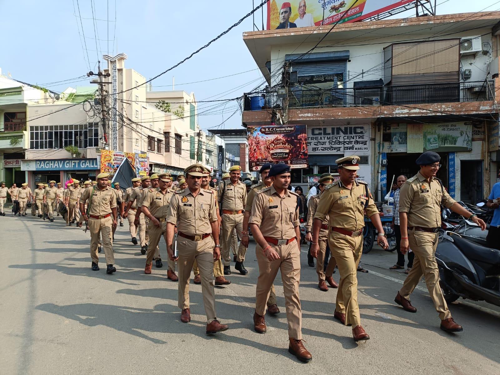 त्योहारों को लेकर अलर्ट पुलिस, सड़कों पर उतरे डीआईजी, शामली में किया पैदल गश्त