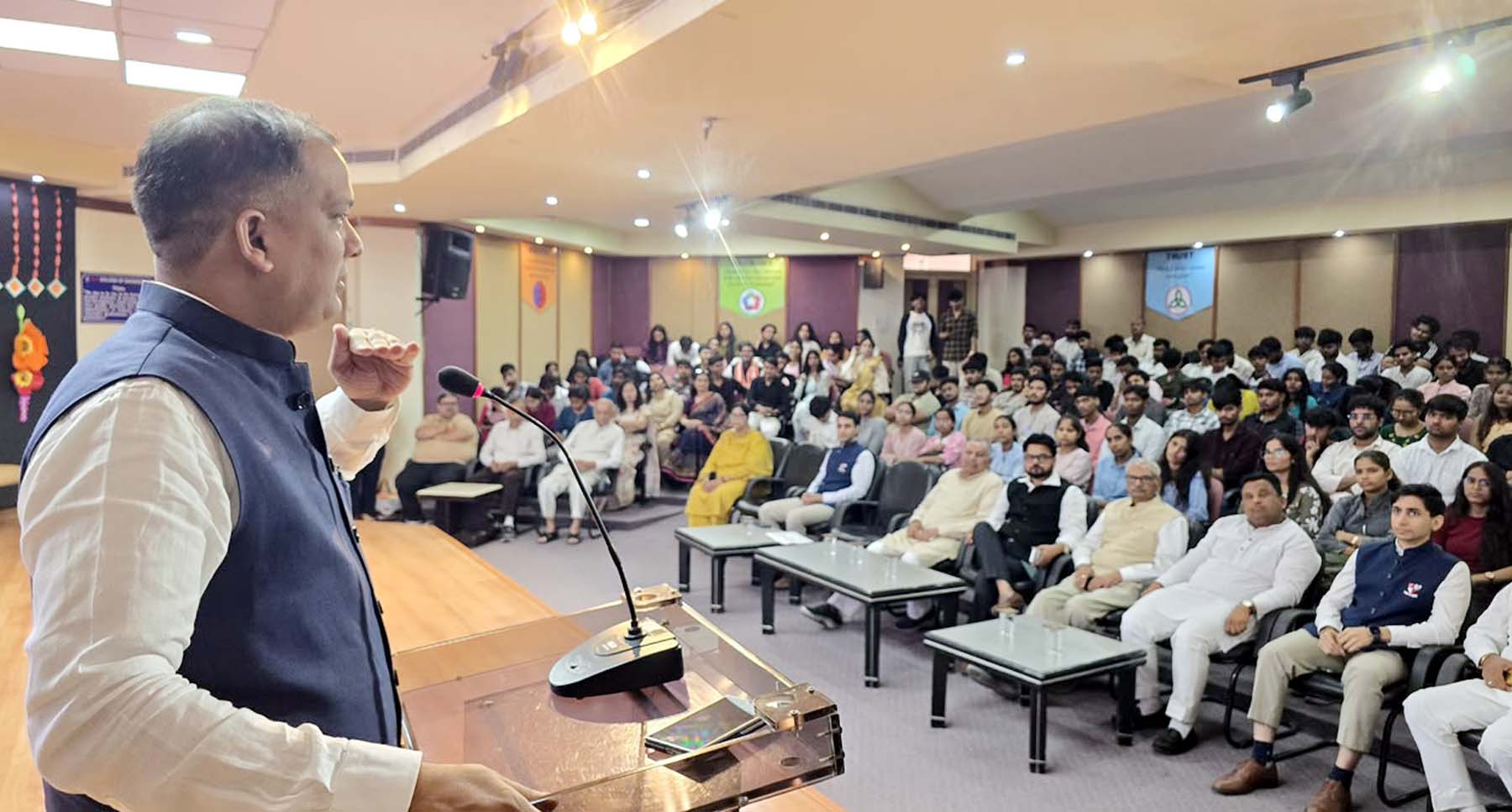 राष्ट्रवाद की राजनीति से जुडक़र विकसित भारत के निर्माण में योगदान दें युवा: डॉ. स्वदेश सिंह