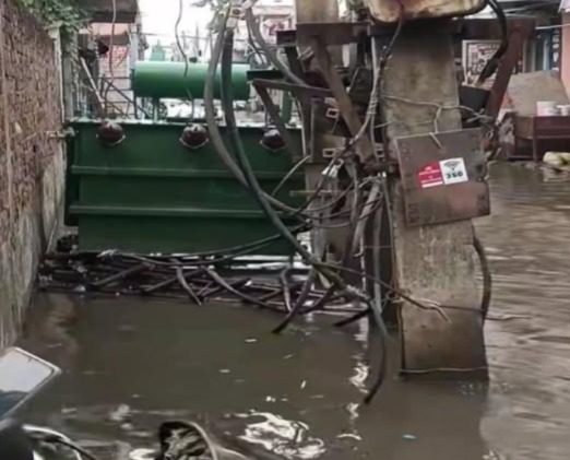 नाले के ऊपर ट्रांसफार्मर, नीचे हादसे का खतरा, बिजली विभाग और निगम की चुप्पी पर सवाल