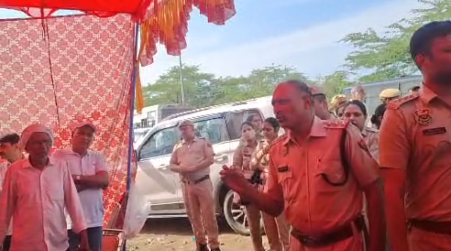 अरावली के पास कूड़ा डालने का विरोध, मौके पर पहुंचा पुलिस बल; दोनों पक्षों में कहासुनी