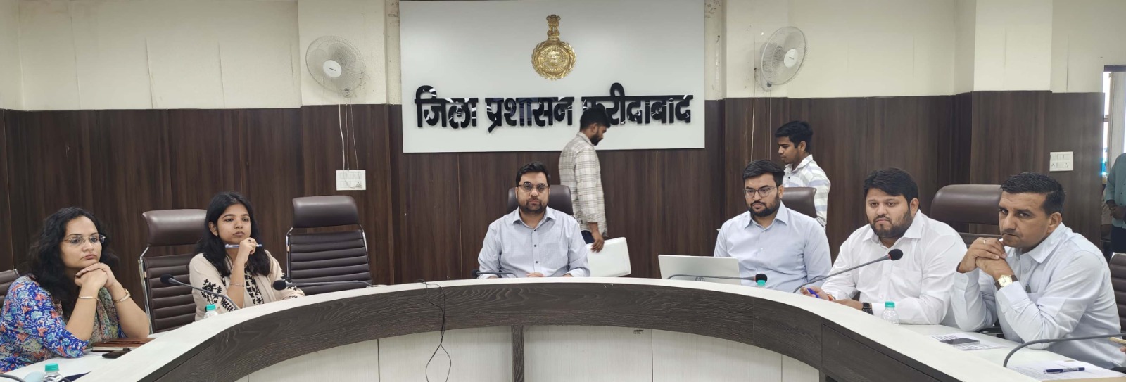 कोई भी शिकायत ओवरड्यू न हो, अधिकारी नियमित रूप से करें निगरानी : डीसी
