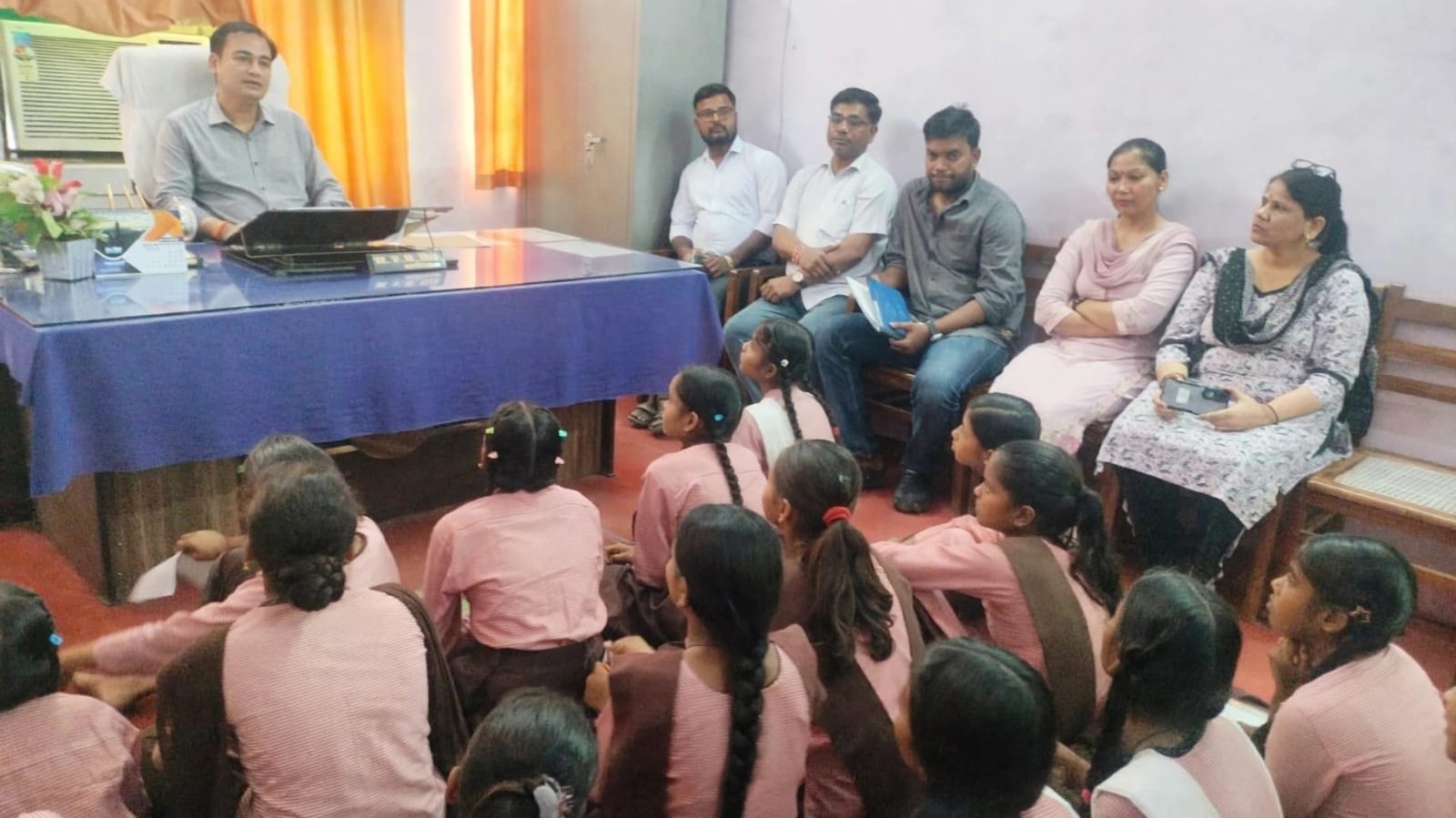 मिशन शक्ति फेज-06! सीएचसी बांकेगंज पहुंचीं छात्राएं, स्वास्थ्य के प्रति हुर्इं जागरूक