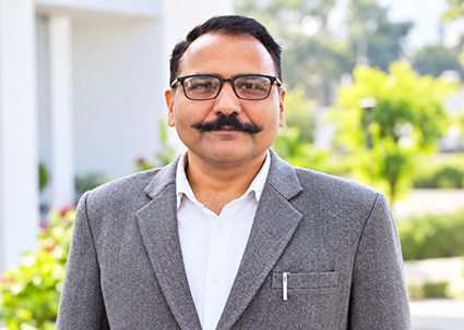 जिलाधिकारी ने दिए मानसून में टूटी सड़कों की मरम्मत में तेजी लाने के निर्देश, गुणवत्ता से समझौता नहीं