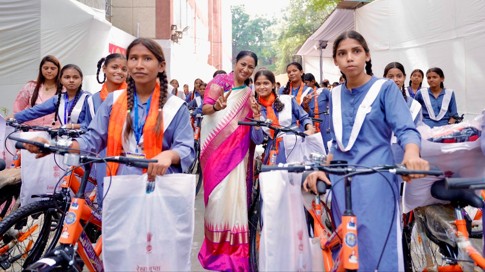 कन्या पूजन कर 1400 छात्राओं को मुख्यमंत्री ने बांटी साइकिलें