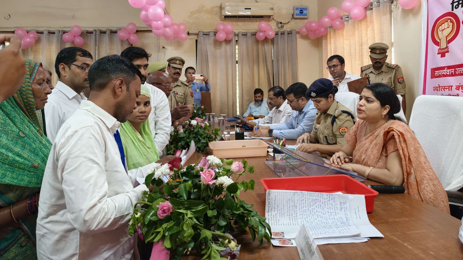 मिशन शक्ति अभियान-6.0: आलापुर तहसील में आयोजित पिंक समाधान दिवस में डीएम एवं एसपी ने सुनीं जनसमस्याएं