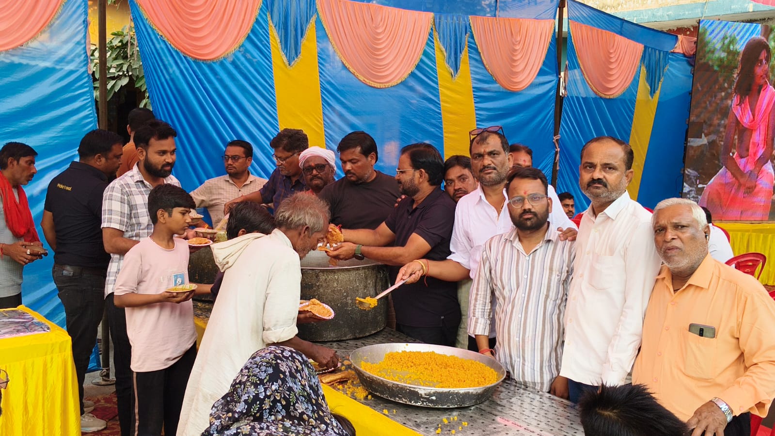 मानव विकास समाजसेवी संस्था, श्री सांवलिया सेठ ग्रुप ने पूड़ी-सब्जी व मिष्ठान किया वितरण