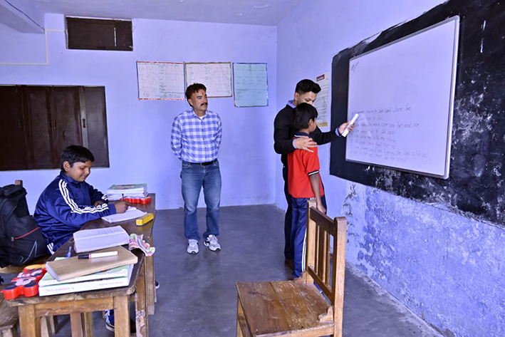 जिलाधिकारी अंशुल सिंह ने कक्षाओं में बच्चों को पढ़ाया