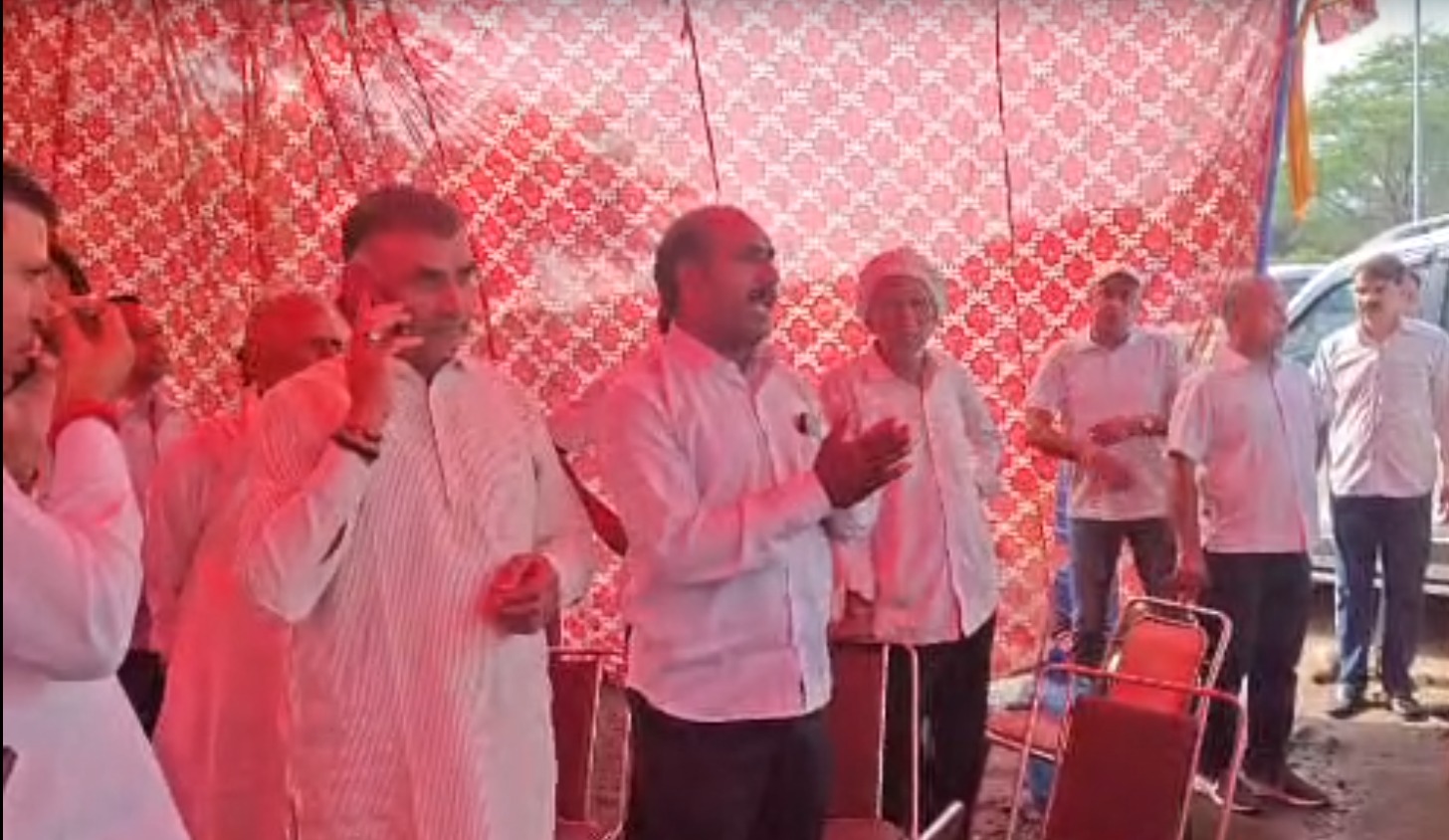 लिखित आश्वासन के बिना नहीं हटेंगे भाकरी गांव के ग्रामीण, कूड़ा डालने के विरोध में धरना जारी