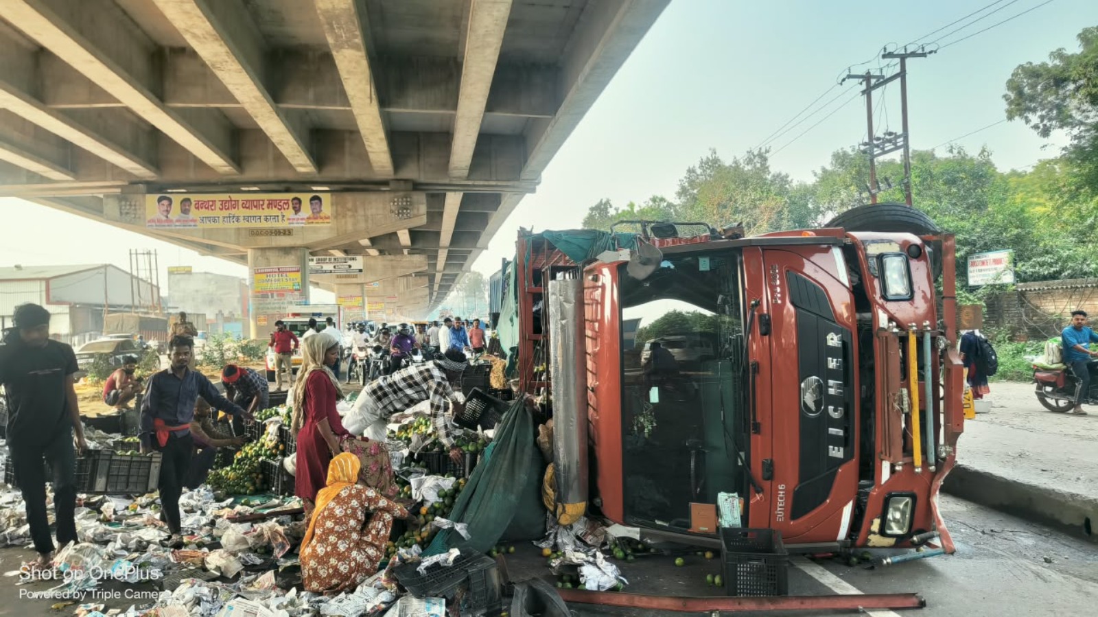 खड़े ट्रक से टकराकर डीसीएम पलटी, लगा लंबा जाम
