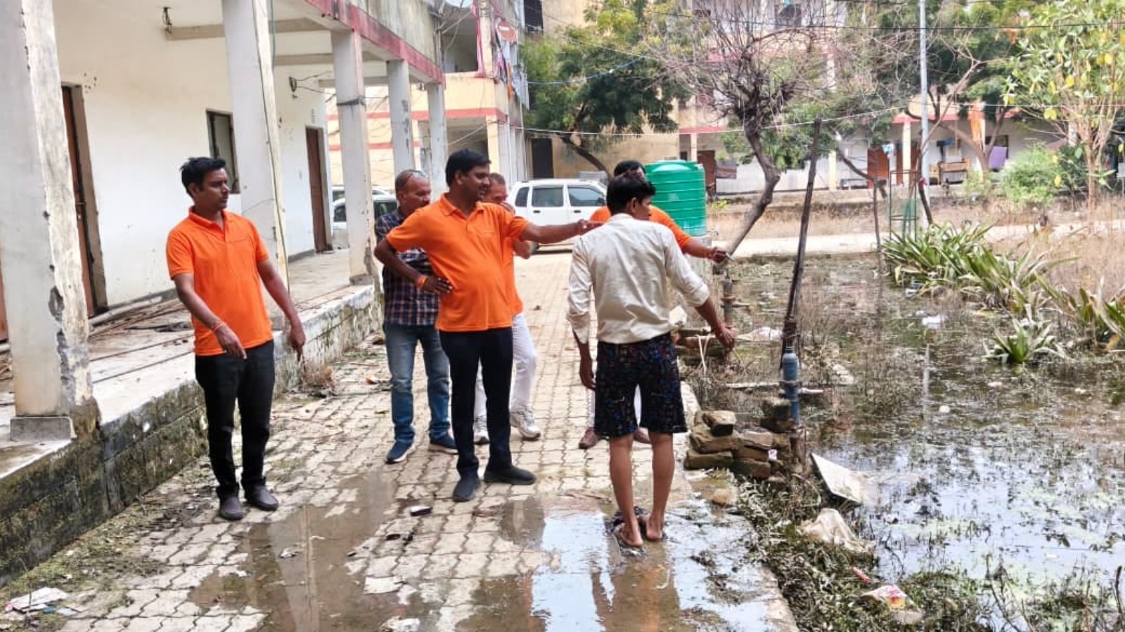 बाढ़ का पानी घटा, लेकिन राहत में जुटी है डॉ. नीरज बोरा की नारंगी टीम
