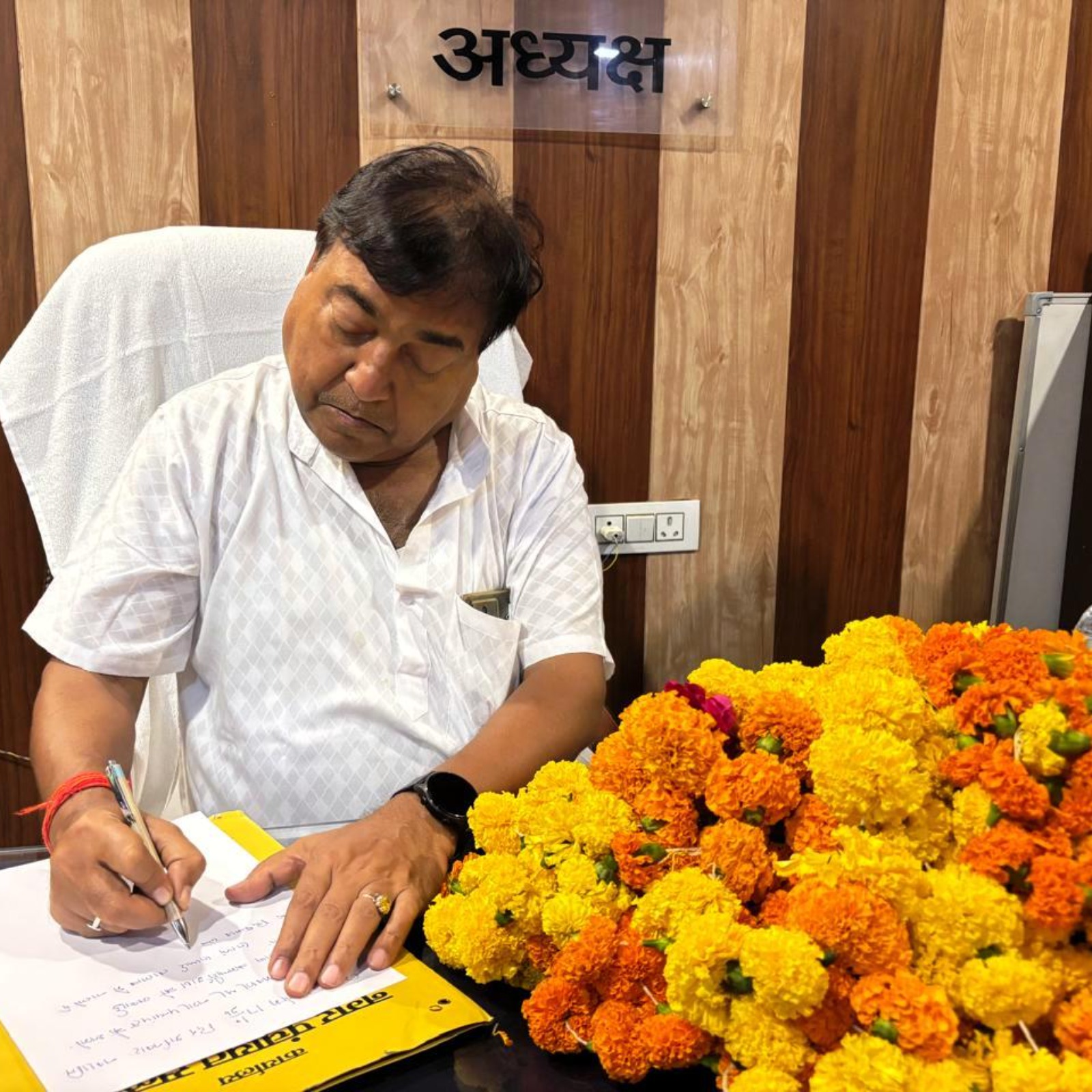 हाईकोर्ट से राहत के बाद चंद्रशेखर रस्तोगी ने फिर संभाली नगर पंचायत की कमान