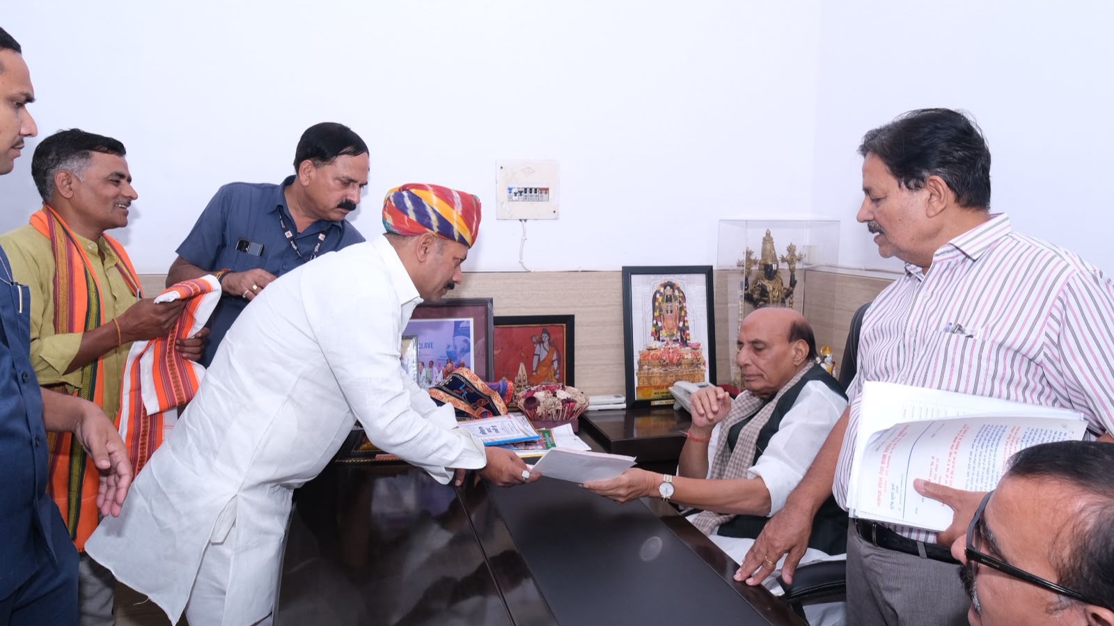 रक्षा मंत्री राजनाथ सिंह से मिले अश्वनी कुमार सिंह ‘लालू’, गगहा में सैनिक स्कूल या खेल स्टेडियम बनाने की उठाई मांग