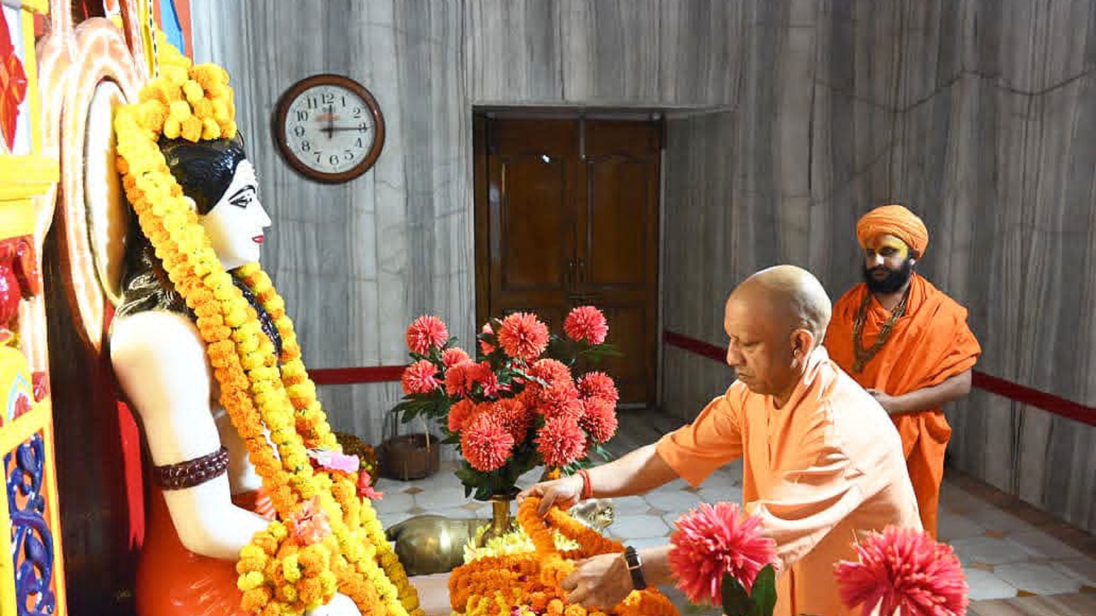 नवरात्र की अष्टमी पर मुख्यमंत्री योगी आदित्यनाथ ने गुरु गोरखनाथ और ब्रह्मलीन महंत अवेद्यनाथ का किया दर्शन-पूजन
