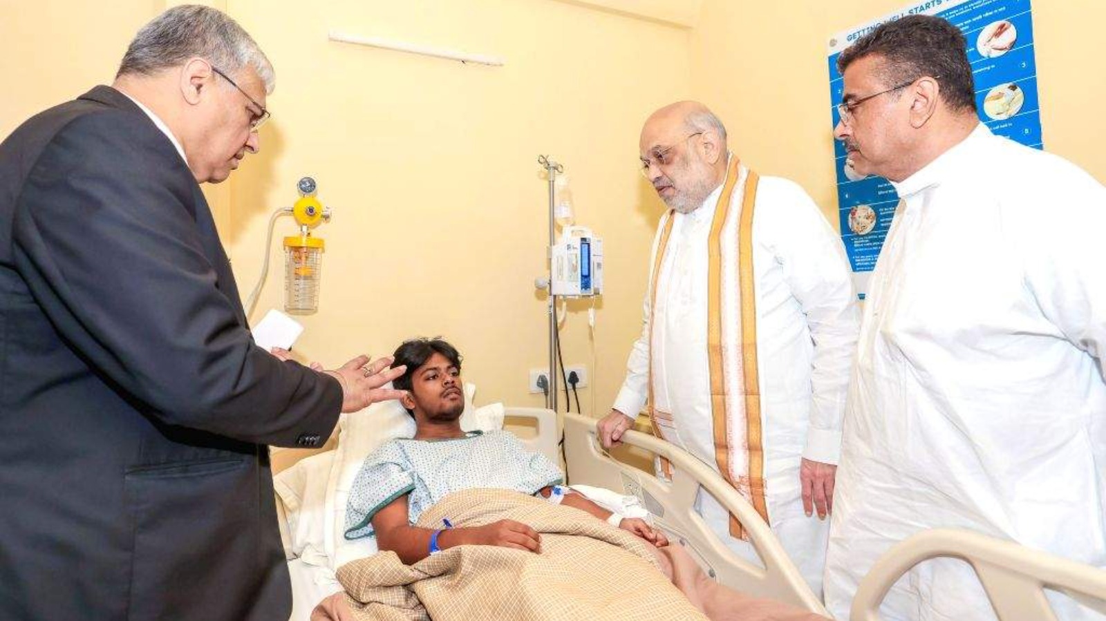 कोलकाता हादसा : गृह मंत्री अमित शाह ने किया अस्पताल का दौरा, जाना घायलों का हालचाल