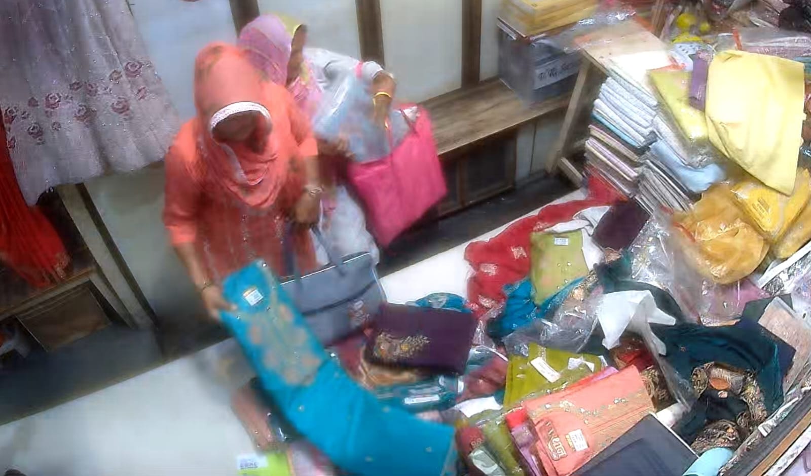 भीड़ का फायदा उठाकर कपड़े की दुकान से साड़ी चोरी, सीसीटीवी में कैद हुईं दो महिलाएं