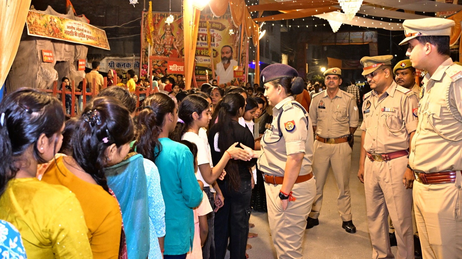 दुर्गा पूजा पंडालों का एसपी ने किया निरीक्षण, सुरक्षा व्यवस्था पर दिए निर्देश