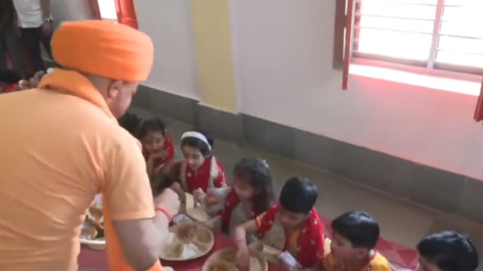 गोरखनाथ मंदिर में मुख्यमंत्री योगी आदित्यनाथ ने कन्याओं और बटुकों के पखारे पांव