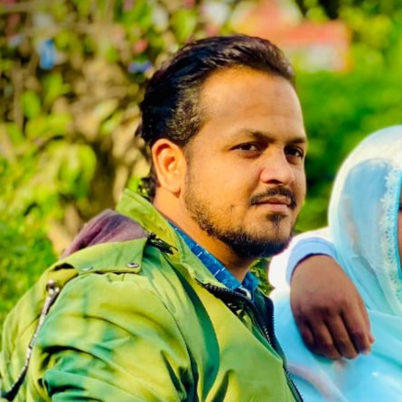पेड़ से टकराई बाइक, मामा की मौत, भांजा गंभीर घायल