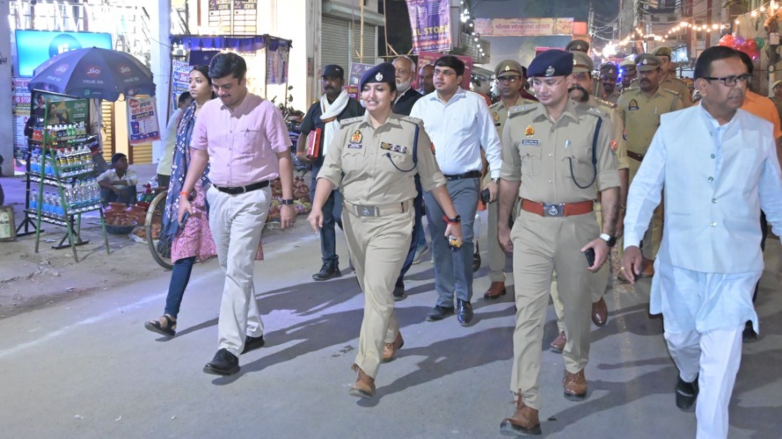 त्योहारों को लेकर डीएम-एसपी ने रामलीला मैदान व दशहराबाग का किया निरीक्षण