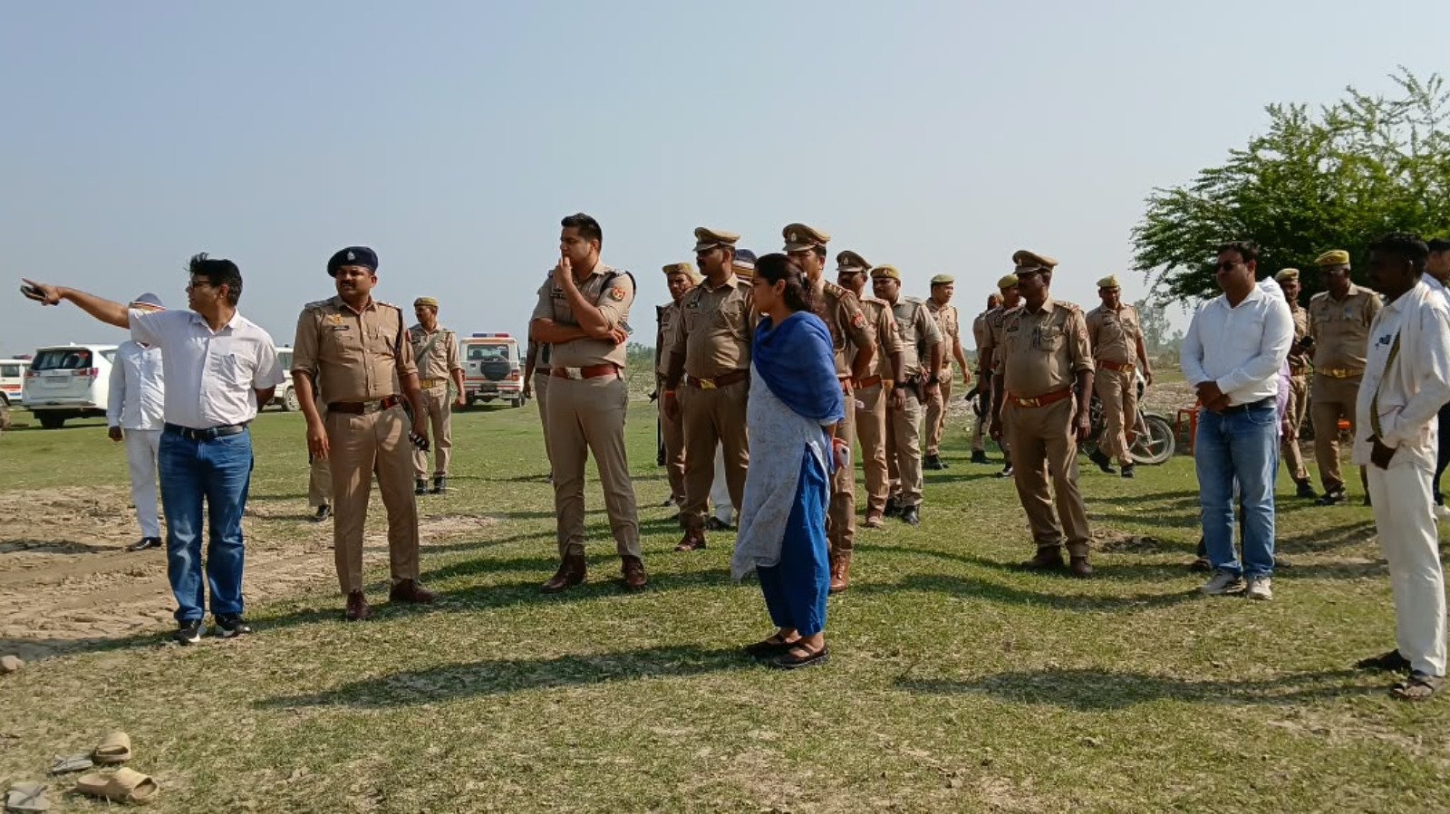 जिलाधिकारी व एसपी ने विसर्जन स्थल अंधरपुरवा घाट का लिया जायजा