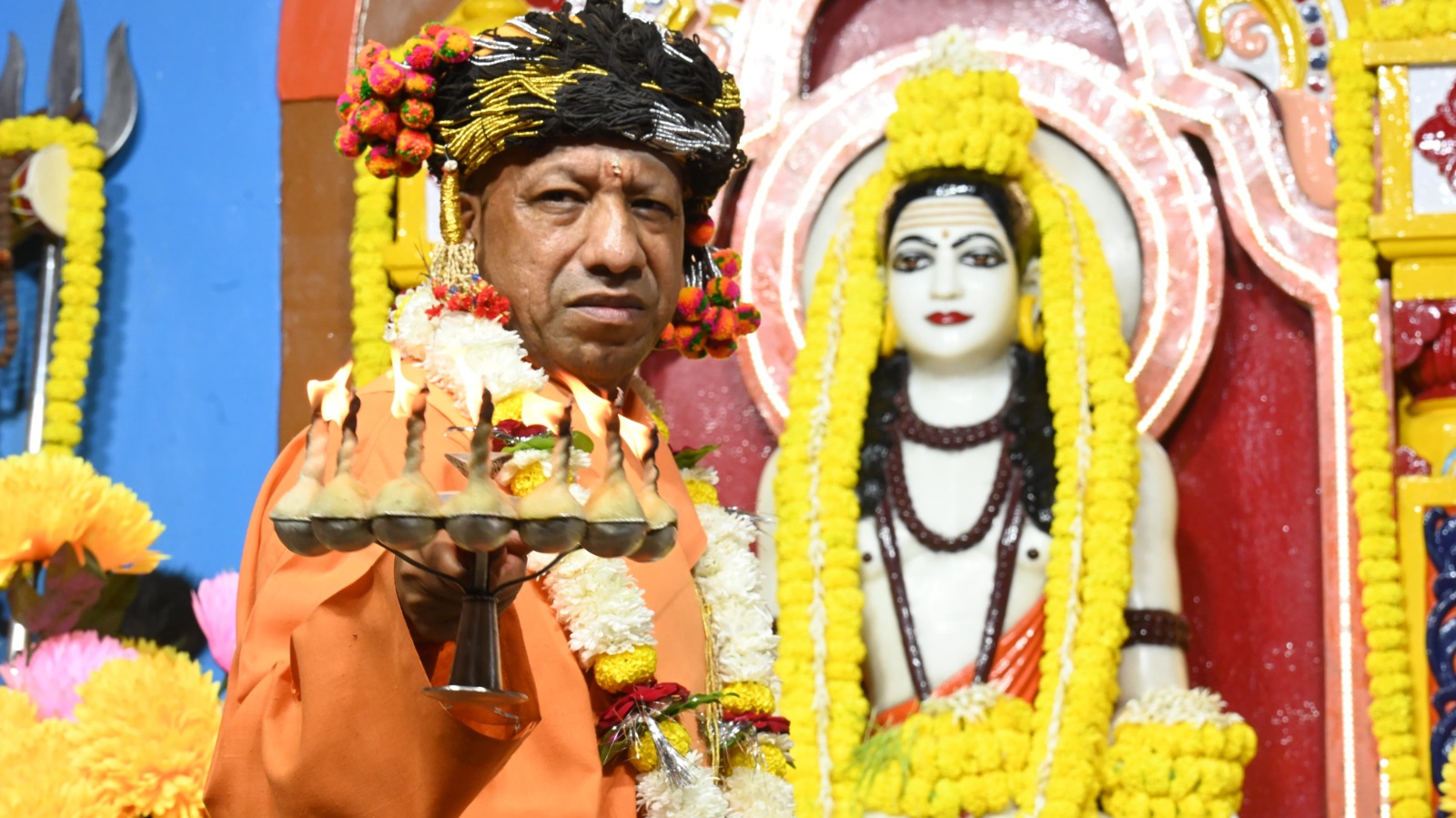 विजयादशमी पर गोरक्षपीठाधीश्वर ने किया महायोगी गोरखनाथ का विशिष्ट पूजन, लोक कल्याण की प्रार्थना की