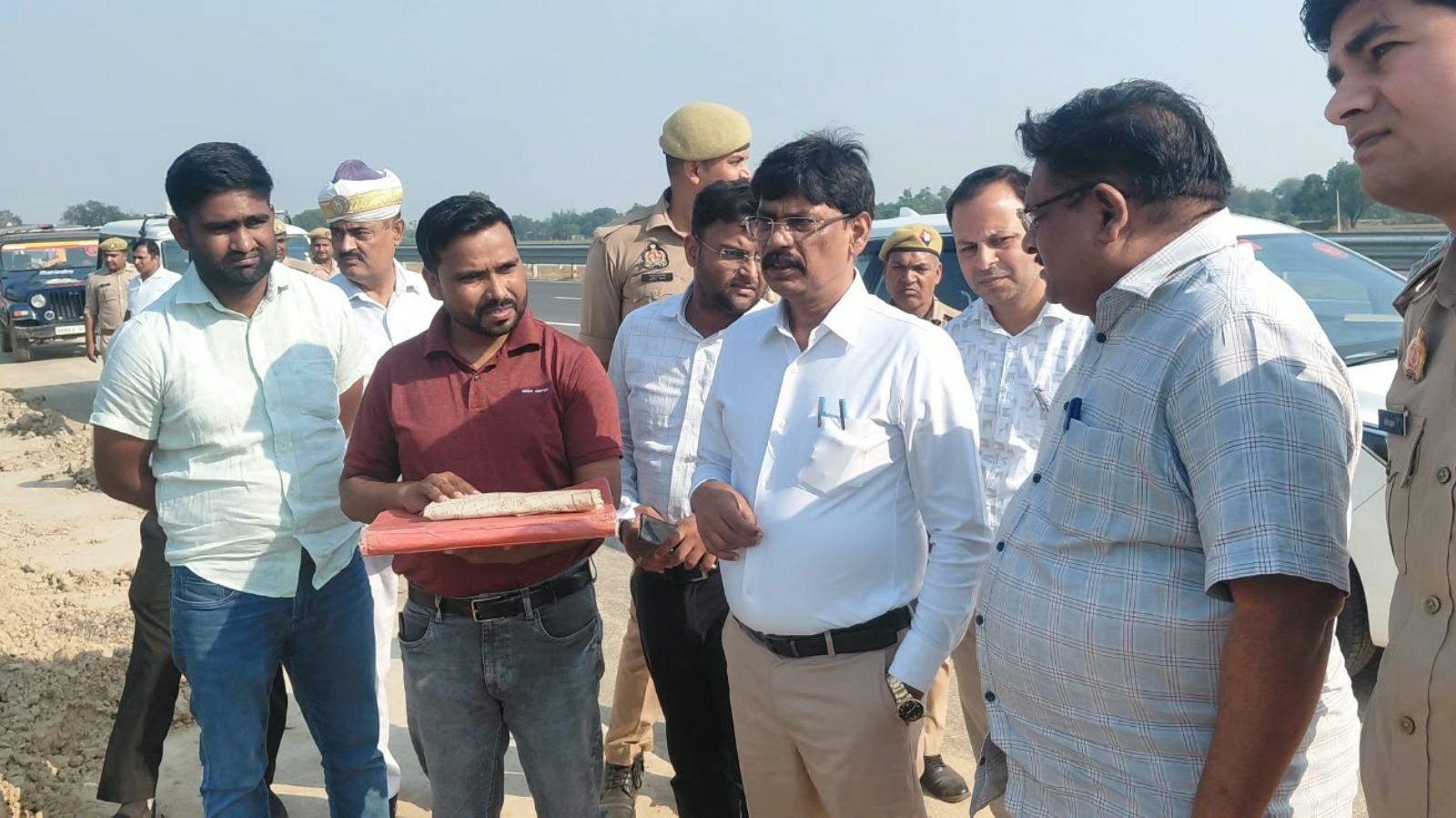 पुलिस चौकी अगसौली को थाना बनाए जाने के दृष्टिगत जिलाधिकारी ने भूमि का किया स्थलीय निरीक्षण