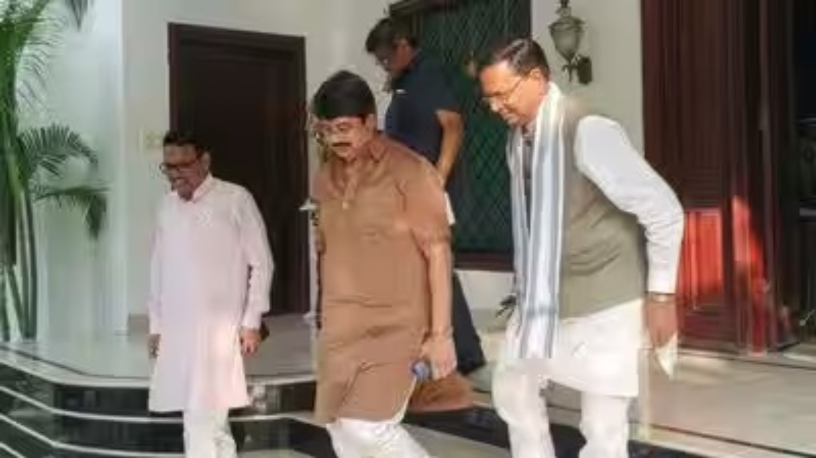 UP Election 2027: राजा भैया के घर पहुंचे BJP प्रदेश अध्यक्ष पंकज चौधरी, 40 मिनट की बंद कमरे में मुलाकात से बढ़ी सियासी हलचल!