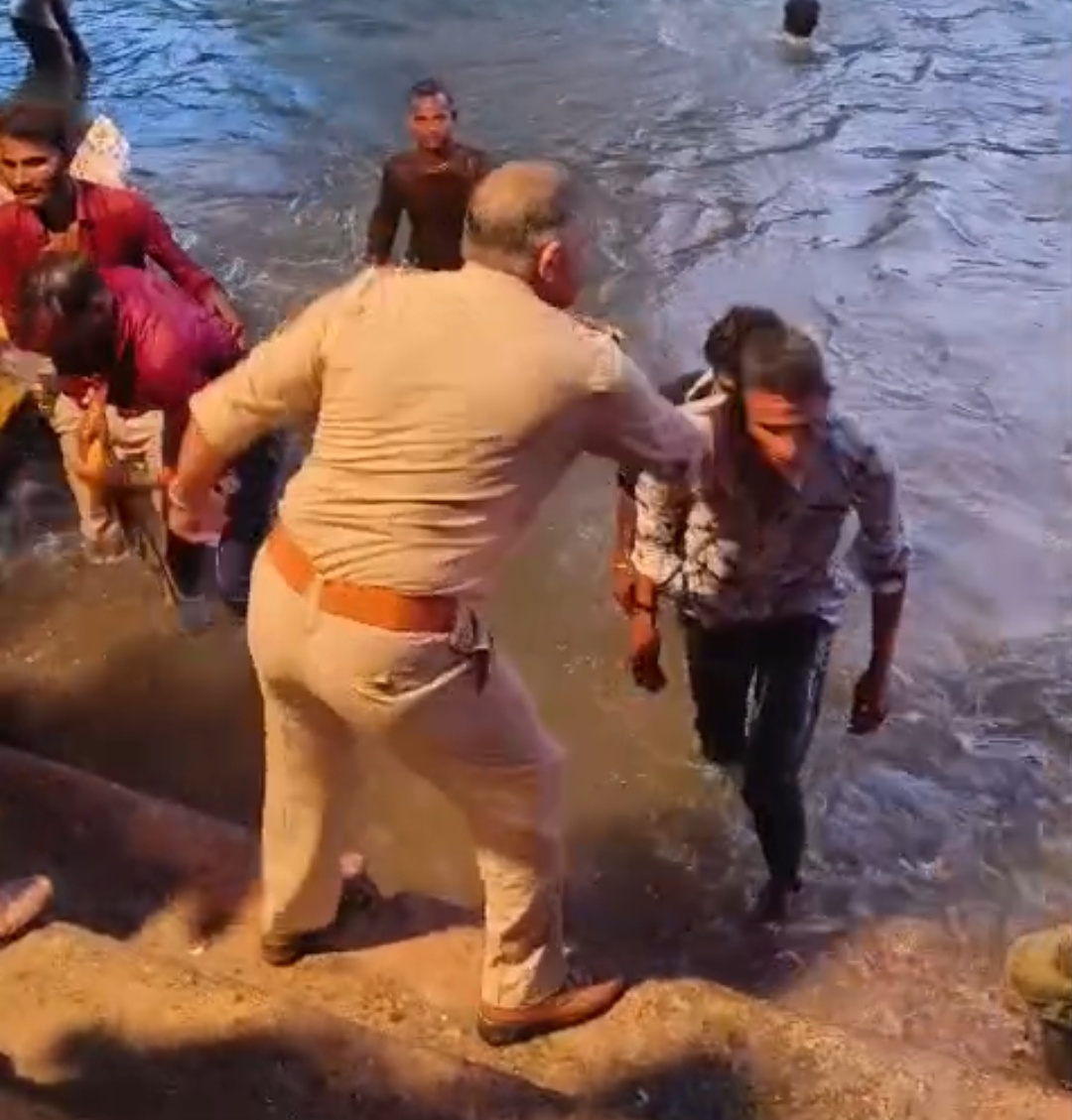 मूर्ति विसर्जन के दौरान श्रद्धालुओं की पिटाई का वीडियो वायरल, उपनिरीक्षक लाइन हाजिर