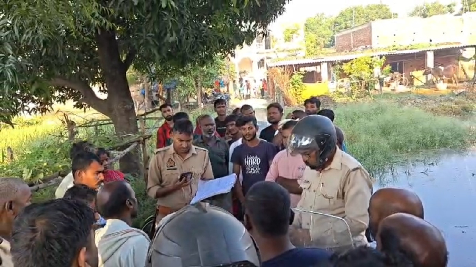 मेला देखने निकले युवक का सड़क किनारे मिला शव, मोबाइल गायब होने से उठे सवाल