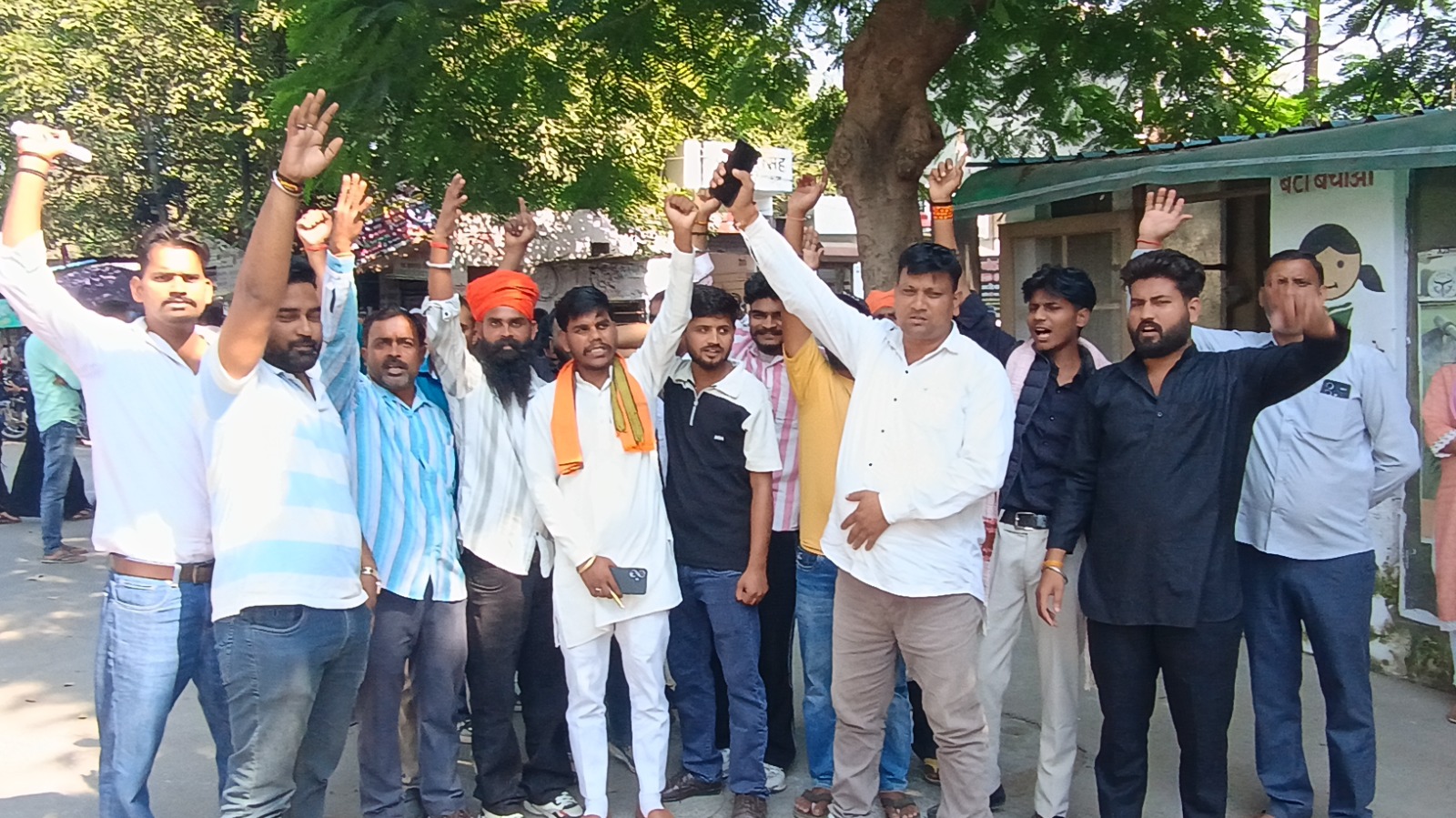 बाबा महेश नाथ मंदिर की भूमि को मुस्लिम समाज को बेचने का विरोध