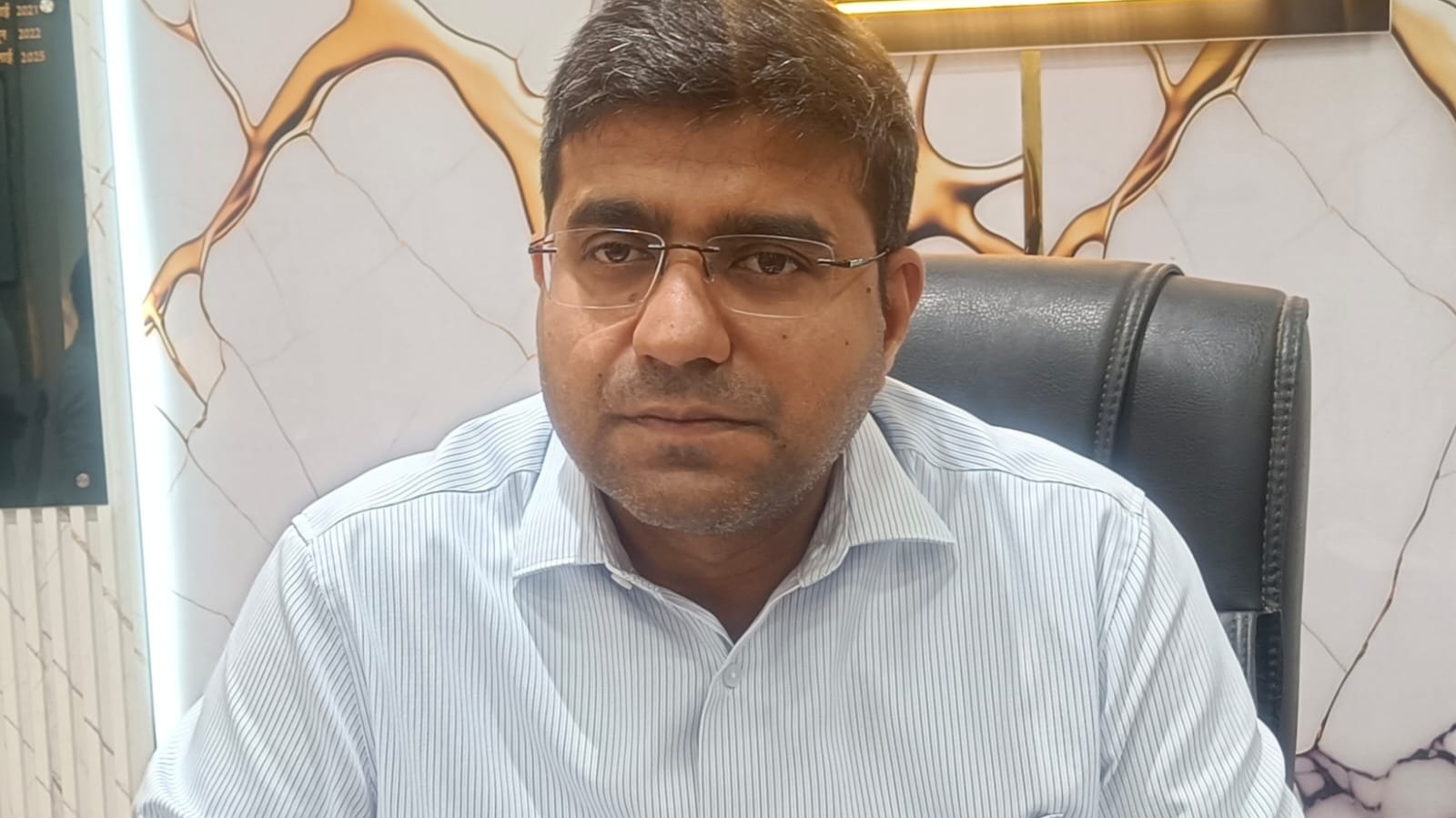 मृतकों के परिजनों को बिजली विभाग से मिला आर्थिक सहायता, प्रशासन भी करेगा सहयोग: डीएम दीपक मीणा