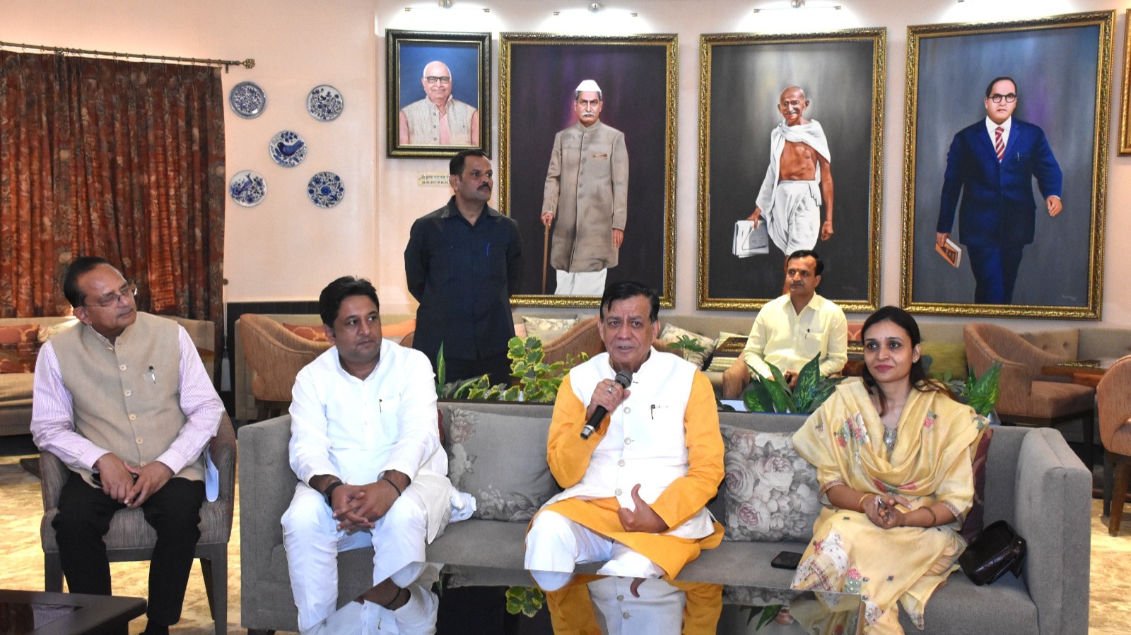 विस अध्यक्ष से संवाद कर युवाओं ने समझी लोकतंत्र की कार्यप्रणाली