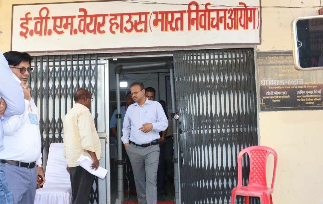 जिला निर्वाचन अधिकारी ने ईवीएम/वीवीपैट वेयर हाउस में चल रहे एफएलसी कार्य का किया निरीक्षण