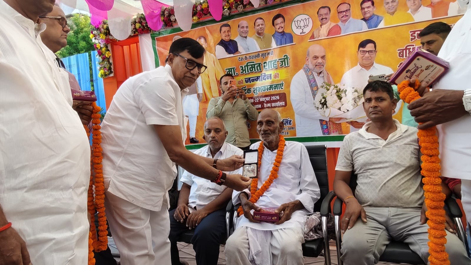 अमित शाह के जन्मदिवस पर कृपाशंकर सिंह ने वितरित कीं 62 कान की मशीनें