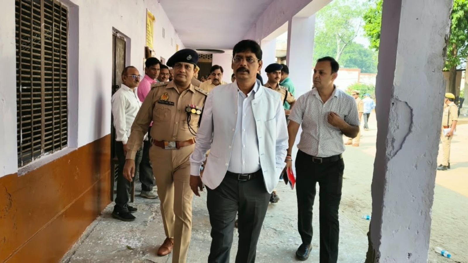 जिला निर्वाचन अधिकारी ने विभिन्न मतदान केंद्रों का निरीक्षण कर व्यवस्थाओं का लिया जायजा