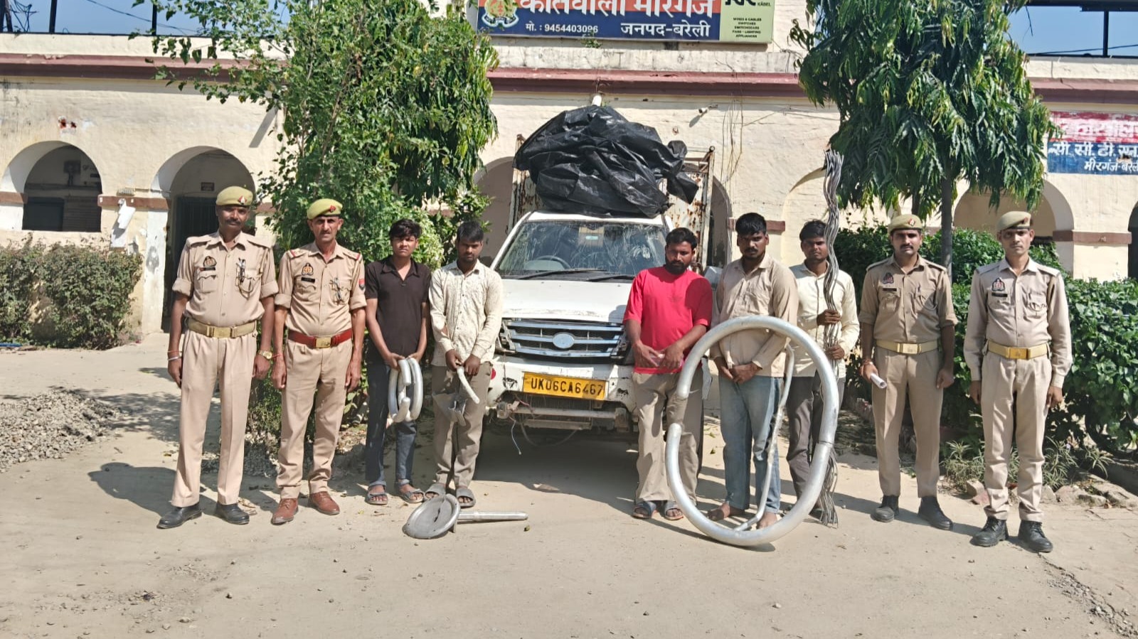 मीरगंज पुलिस ने बिजली तार चोरी का किया खुलासा, पांच आरोपी गिरफ्तार