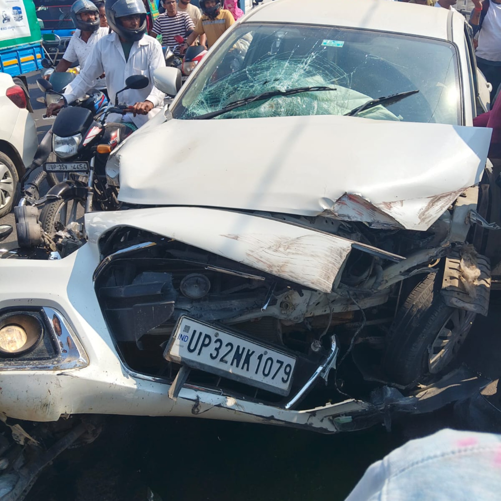 ओवरब्रिज पर कार की टक्कर से युवक गंभीर, ट्रामा सेंटर रेफर
