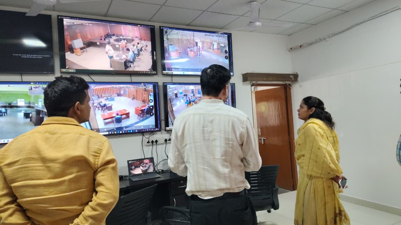 डीएम व एसपी ने मतदान केन्द्रों का भ्रमण कर मतदान का लिया जायजा