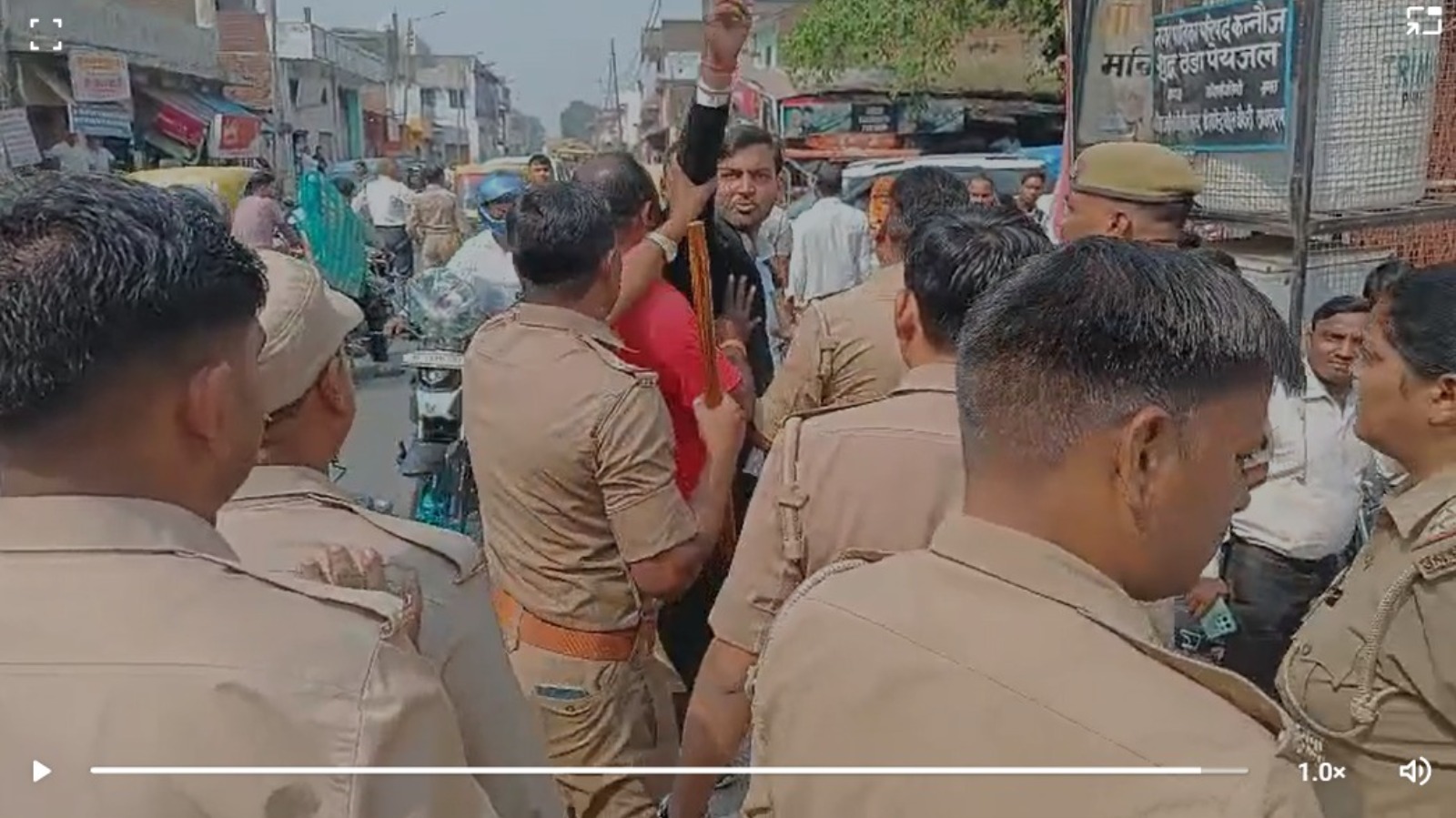 कन्नौज में अखिलेश-मुलायम का पुतला फूंकने पर बवाल, आजाद मंच पार्टी के संस्थापक मुकेश पाल देशबंधु की पिटाई का आरोप