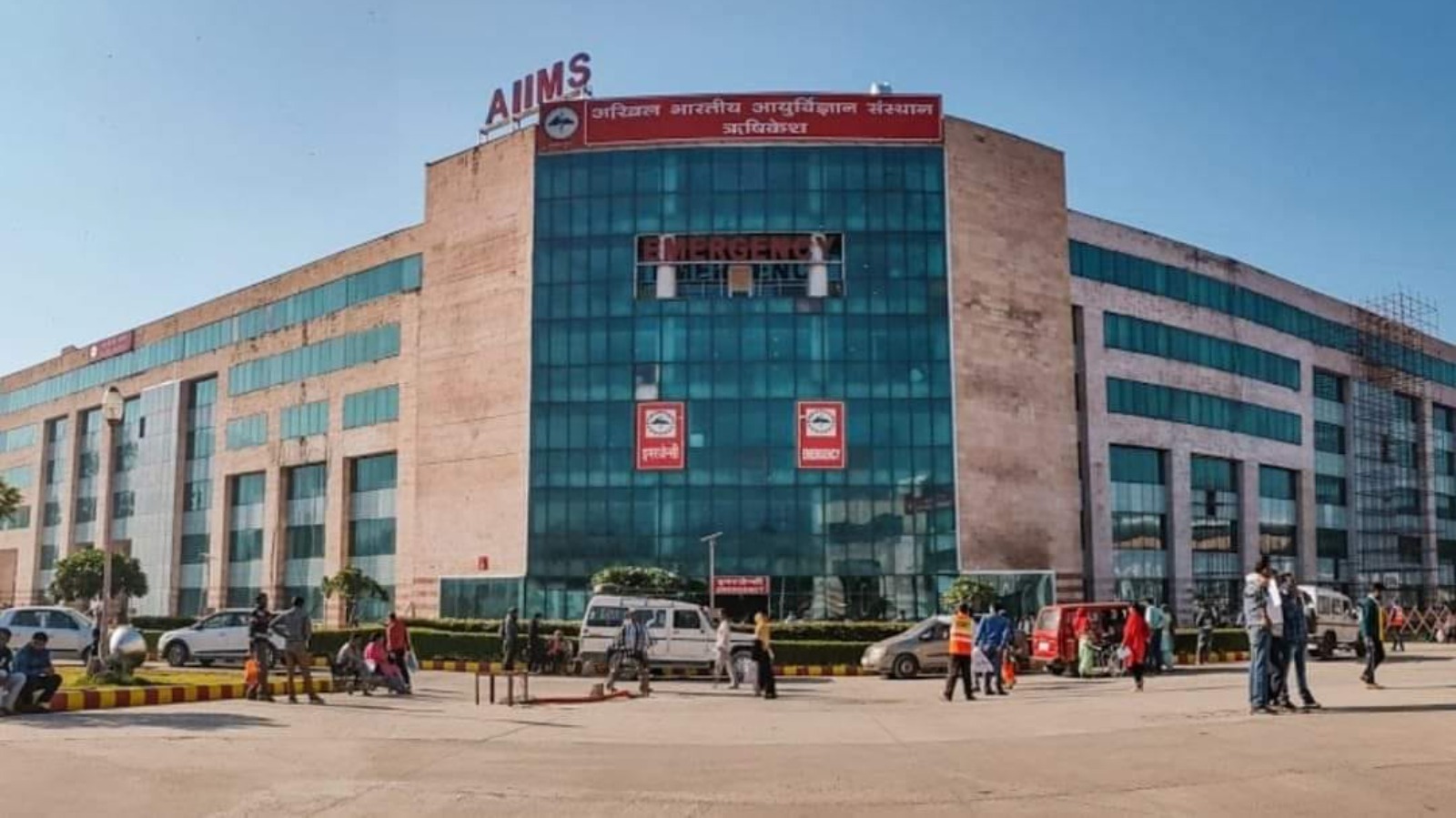एम्स में वाहनों की पार्किंग पर शुल्क वसूली से लोगों में आक्रोश