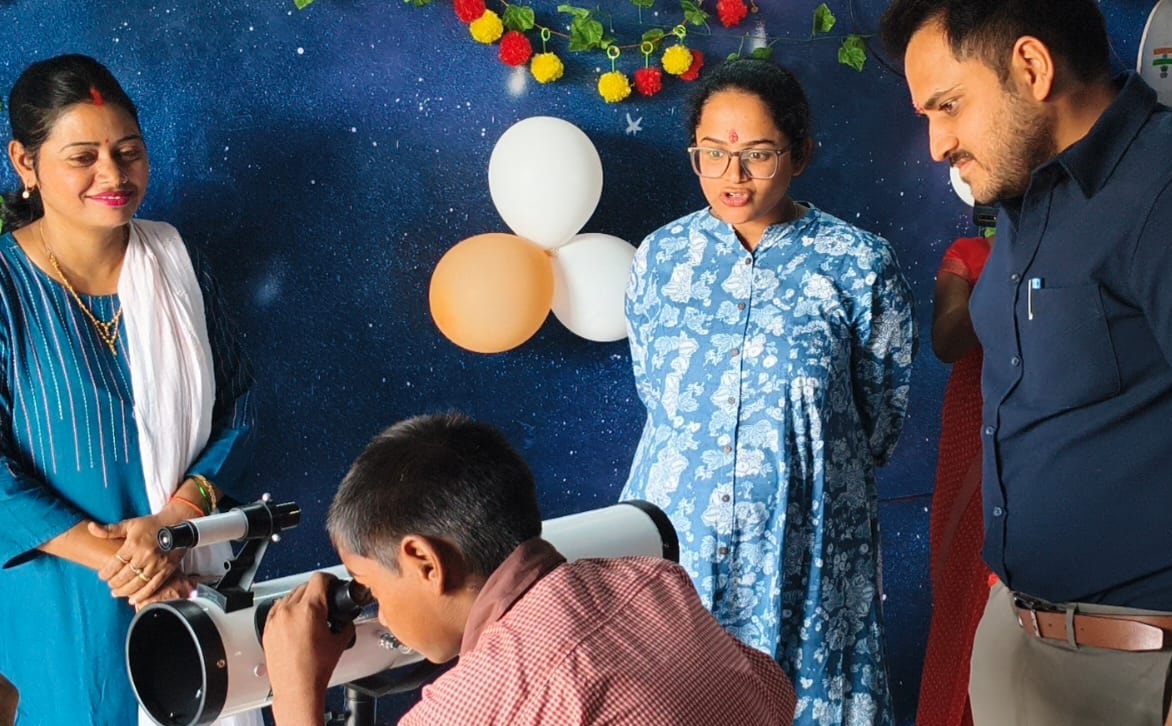 प्राथमिक विद्यालय लोढ़ी में स्थापित हुई एस्ट्रो लैब, डीएम ने किया लोकार्पण