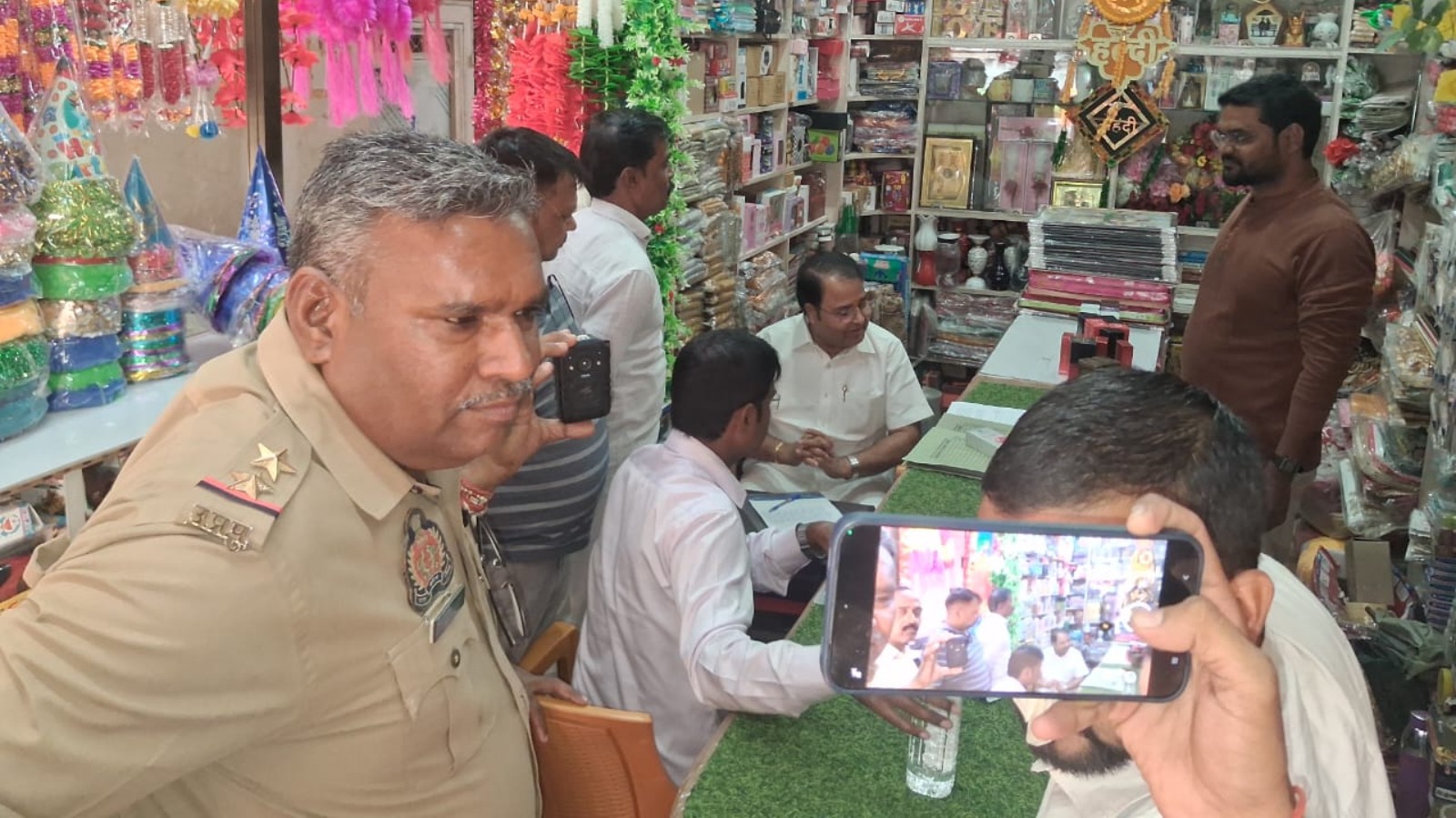 जलालपुर में जीएसटी विभाग की टीम ने दुकानों पर की जांच, दस्तावेजों का किया निरीक्षण