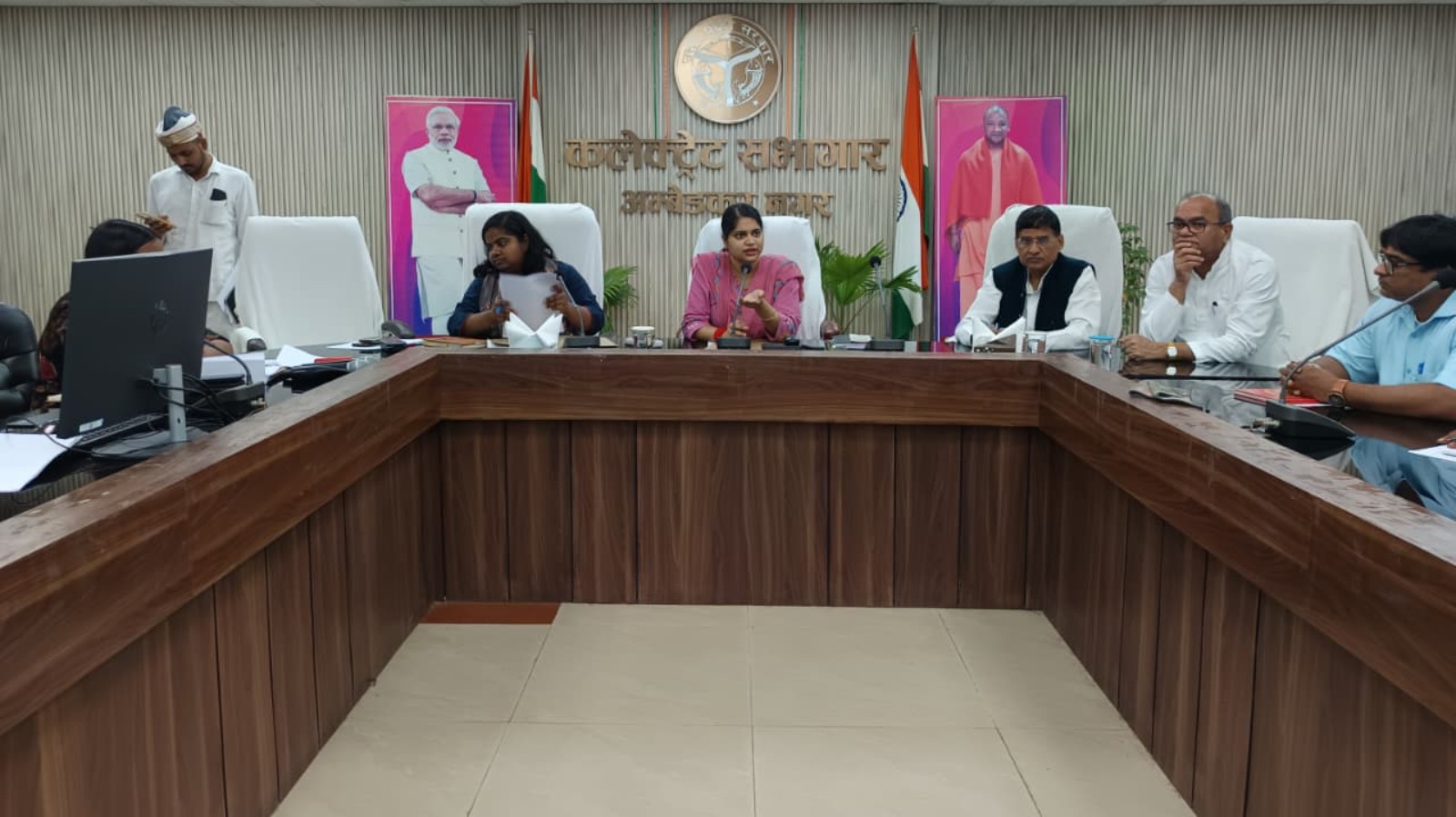 डीएम की अध्यक्षता में मतदेय स्थलों के संभाजन के संबंध में जनप्रतिनिधियों के साथ बैठक आयोजित