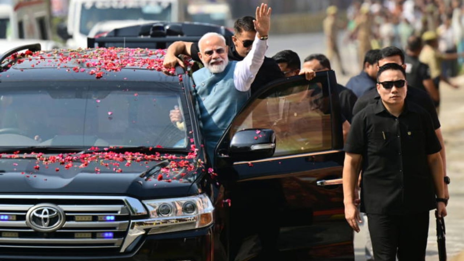 अभिवादन के लिए कार से बाहर आए पीएम मोदी, नमो घाट तक दिखा उत्सवी माहौल