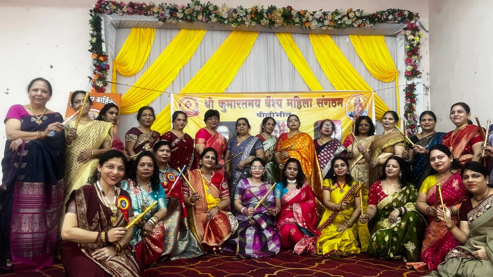 डांडिया की धूम के बीच करवा चौथ और दीपावली का जश्न, महिलाओं ने लगाए चार चांद