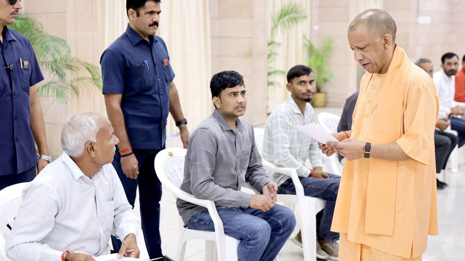 CM योगी ने जनता दर्शन में सुनीं लोगों की समस्याएं, अधिकारियों को दिए त्वरित समाधान के निर्देश