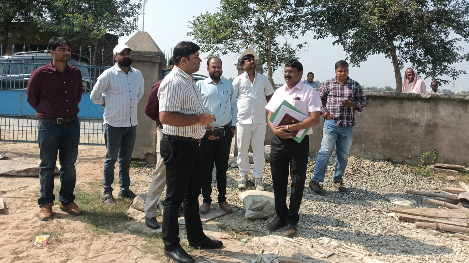 परौवा गांव में विकास कार्यों की धीमी प्रगति पर सीडीओ नाराज