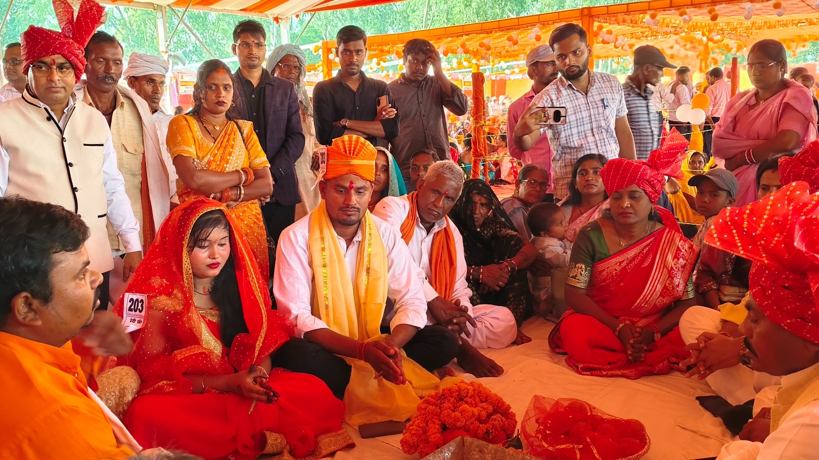 मुख्यमंत्री सामूहिक विवाह योजना के तहत 225 जोड़ों ने थामा एक-दूजे का हाथ