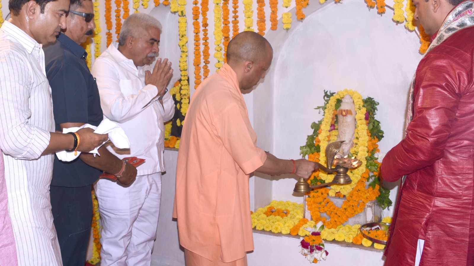 महर्षि वाल्मीकि आश्रम में सीएम योगी ने की पूजा-अर्चना
