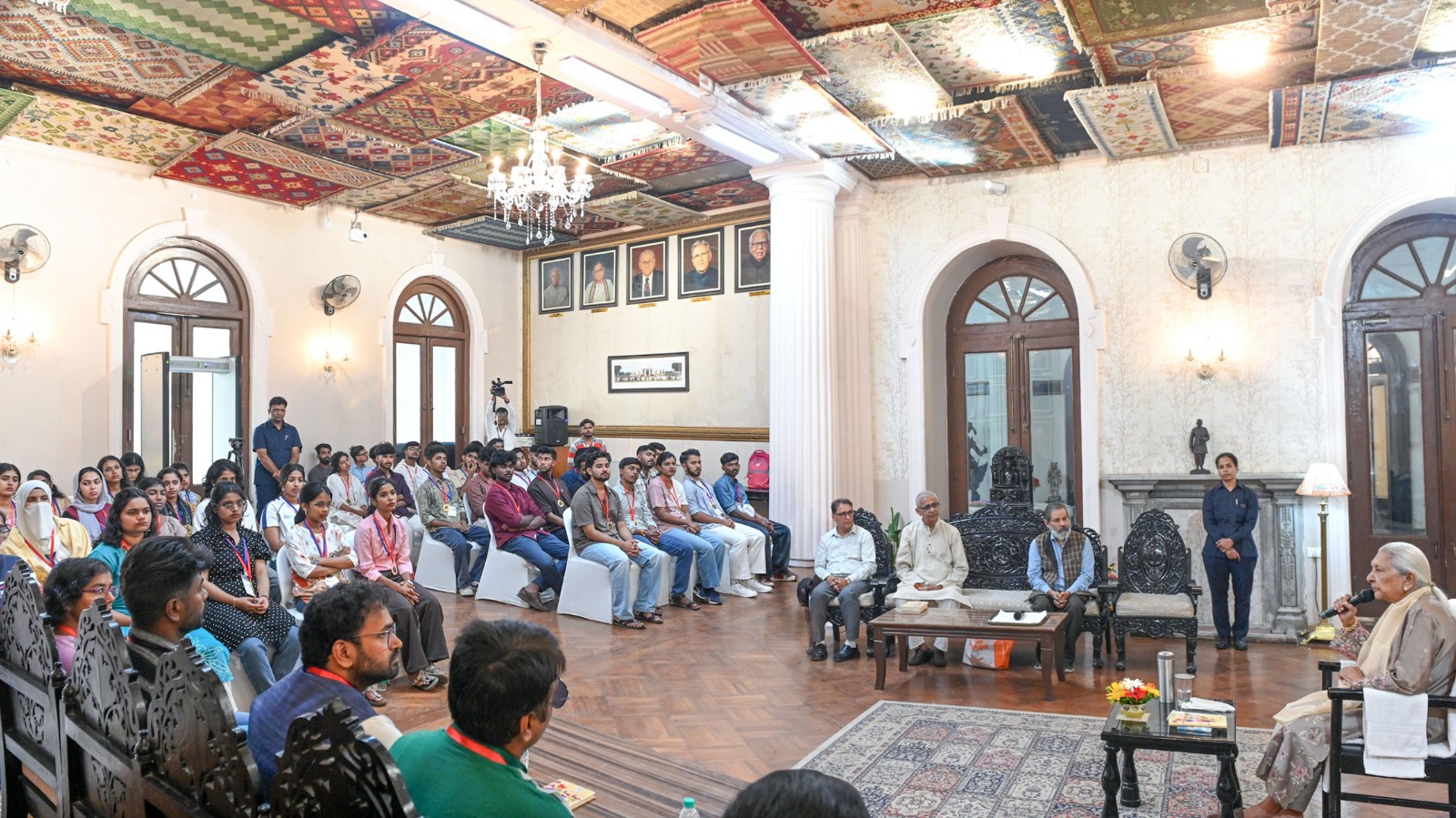 युवाओं को सरकारी नौकरी तक सीमित न रहकर उद्यमिता की दिशा में भी आगे बढ़ना चाहिए : आनंदीबेन पटेल